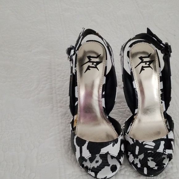 Shoes - Picture 1 of 4